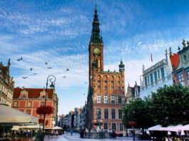 Gdańsk noclegi – widok na ratusz i rynek Starego Miasta w Gdańsku