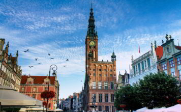 Gdańsk noclegi – widok na ratusz i rynek Starego Miasta w Gdańsku